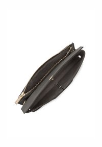 Sac en cuir noir comprenant deux compartiments zippés dorés, une texture lisse et un design minimaliste avec une forme plate et rectangulaire.