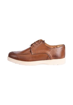 Scarpa in pelle marrone con una finitura liscia, punta arrotondata e suola in gomma bianca. Presenta un design con lacci e un sottile dettaglio di cucitura.