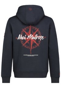 Donkerblauwe hoodie, gemaakt van katoen, met een witte en rode kompasafbeelding en de tekst "Ahoi Matrose" evenals coördinaten op de achterkant gedrukt.