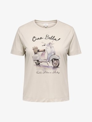 Beige T-shirt med korte ærmer med vintage scooterillustration, blomsterkurv og teksten "Ciao Bella! Roll Like a Lady" på forsiden.