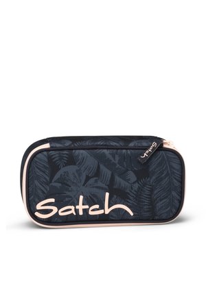Rechteckiges schwarzes Mäppchen mit dunkelgrünem Blattmuster, beigem Reißverschluss und beigem „Satch“-Logo auf der Vorderseite.