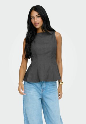 Grauer Peplum-Oberteil mit hochgeschlossenem Ausschnitt und vertikalen Nähten, kombiniert mit hellblauen, locker sitzenden Jeans. Glatte Textur und strukturiertes Design.