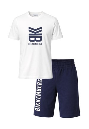 T-shirt bianca a maniche corte con logo grafico blu navy e pantaloncini blu navy con vita elasticizzata e scritta bianca "BIKKEMBERGS" sulla gamba sinistra.