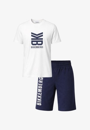 T-shirt bianca a maniche corte con logo grafico blu navy e pantaloncini blu navy con vita elasticizzata e scritta bianca "BIKKEMBERGS" sulla gamba sinistra.