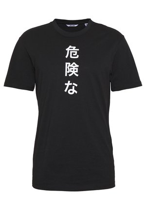 Sort kortærmet t-shirt med rund hals, der har hvide lodrette japanske tegn trykt på midten foran.