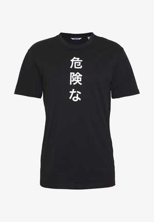 Schwarzes T-Shirt mit kurzen Ärmeln und Rundhalsausschnitt, mit weißen vertikalen japanischen Schriftzeichen, die auf die Vorderseite gedruckt sind.
