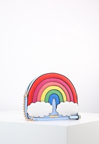 Pieni käsilaukku, joka on muotoiltu sateenkaaren muotoon punaisista, vaaleanpunaisista, keltaisista, vihreistä ja sinisistä kaarista, valkoiset pilvikoristeet, kultaketjuolkaimet, valkoisella pinnalla.