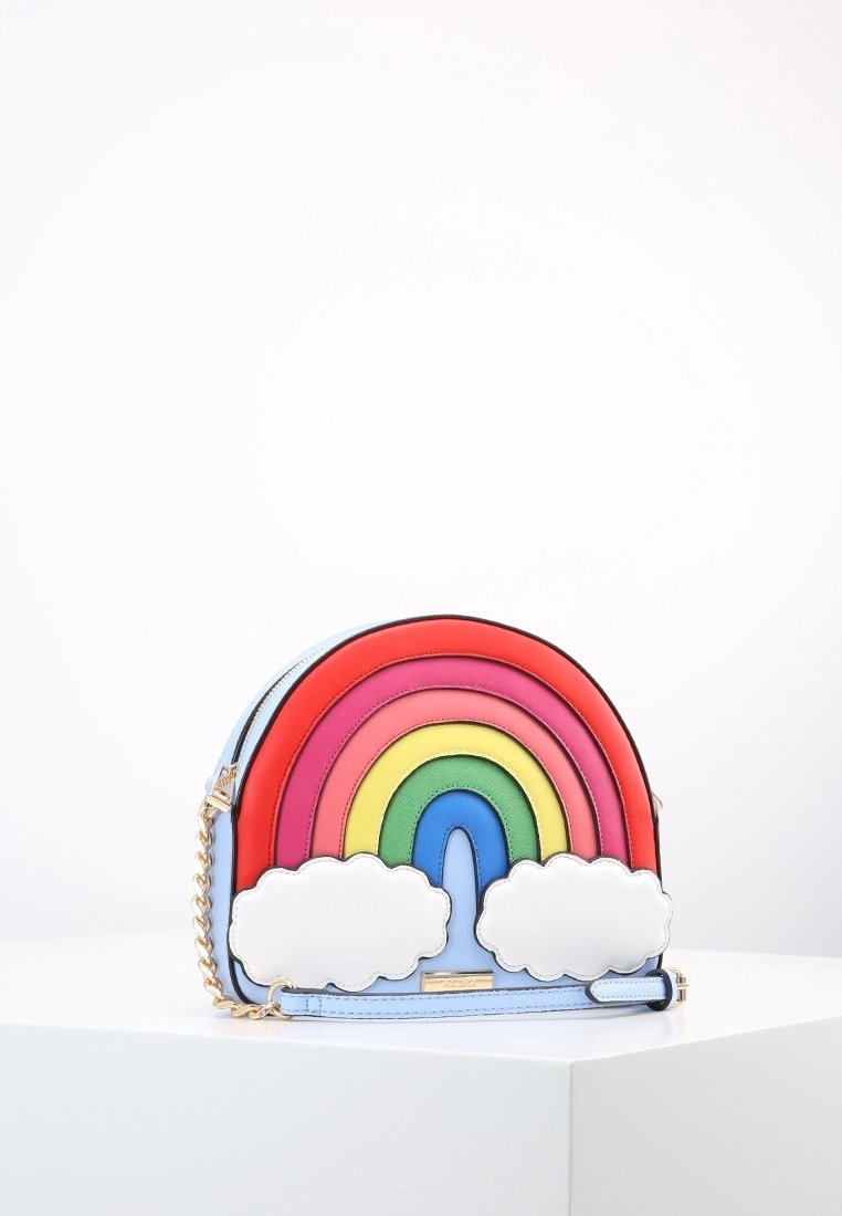 Pieni käsilaukku, joka on muotoiltu sateenkaaren muotoon punaisista, vaaleanpunaisista, keltaisista, vihreistä ja sinisistä kaarista, valkoiset pilvikoristeet, kultaketjuolkaimet, valkoisella pinnalla.