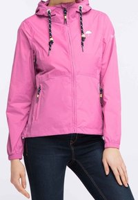 Růžová nepromokavá bunda s kapucí, vybavená námořnickými šňůrkami, kapsami na zip a malým bílým logem na hrudi. Hladký povrch.