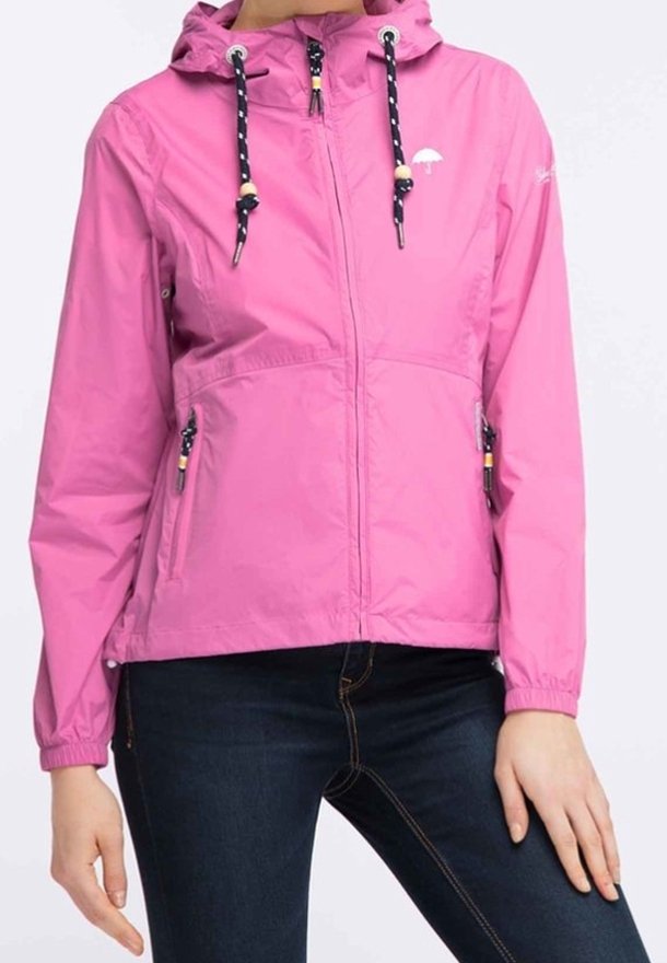 Růžová nepromokavá bunda s kapucí, vybavená námořnickými šňůrkami, kapsami na zip a malým bílým logem na hrudi. Hladký povrch.