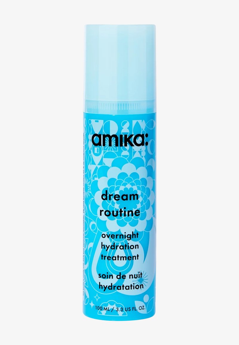 Bouteille cylindrique bleu clair avec un motif floral bleu et blanc. Texte noir indiquant « amika : traitement d'hydratation nocturne Dream Routine ».