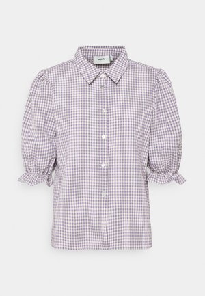 Bluzka w liliowo-białą kratkę w wzór gingham, z krótkimi bufkami, zapinana na guziki z przodu, z kołnierzem.