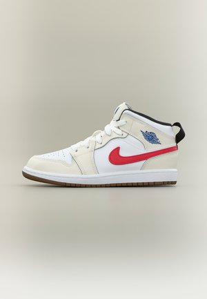 Pantof Air Jordan mid-top alb și bej cu logo Nike roșu și logo Air Jordan albastru pe fundal neutru.