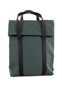Mochila impermeable de un verde oscuro con correas negras y parte superior plegable, que presenta el logotipo RAINS grabado en relieve en el frente.