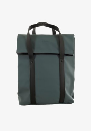 Tmavozelený vodotesný batoh s čiernymi popruhmi a preklápacím vrchným uzáverom, s vyrazeným logom RAINS na prednej strane.