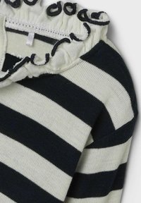 Sweter w paski w kolorze granatowym i kremowym, z poziomymi paskami, falbaniastym dekoltem oraz delikatną strukturą dzianiny.