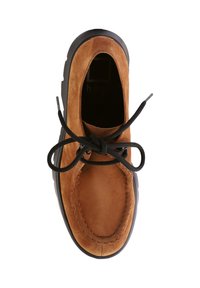 Brązowy zamszowy but z okrągłym noskiem, kontrastującą czarną gumową podeszwą i czarnymi sznurowadłami. Posiada przeszycia wokół krawędzi.