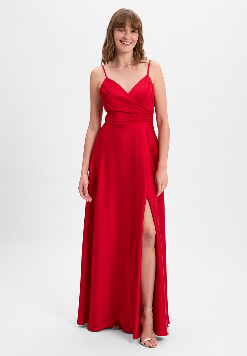 Rotes, bodenlanges Kleid mit V-Ausschnitt, dünnen Trägern und gefälteltem Oberteil. Hat einen seitlichen Schlitz und einen glatten, glänzenden Stoff.