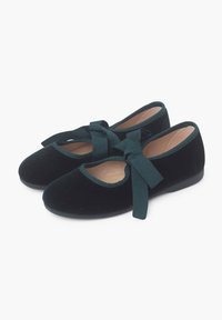 Schwarze Samt-Ballerinas mit runder Zehenform, offenen Seiten und einem tealfarbenen Schleifendetail. Weicher Stoff und flache Sohle für maximalen Komfort.