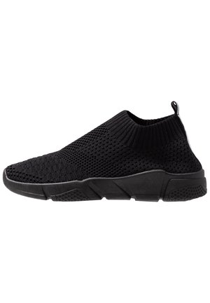 Sneaker black senza lacci con tomaia in tessuto lavorato a maglia, collare alla caviglia simile a una calza, suola texturizzata e maniglia sul tallone.