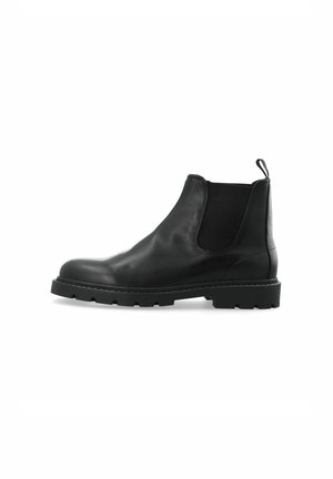 Botín Chelsea de cuero negro con paneles elásticos, acabado texturizado y suela de goma resistente. Cuenta con una lengüeta para facilitar su puesta.