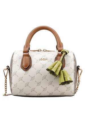 Sac à main Joop blanc et beige à motifs avec poignées marron, bandoulière chaîne dorée et breloques décoratives à pompons verts.