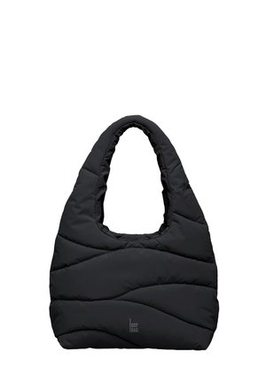 Mustat tikatut olkalaukut, joissa on suuri, pyöreä kahva. Siinä on pehmeä pinta ja ristikkäinen ompelumalli. Logo näkyy sivulla.