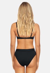Czarny top bikini z regulowanymi ramiączkami i zapięciem z tyłu, połączony z wysokimi majtkami bikini, obie części charakteryzują się gładką fakturą.