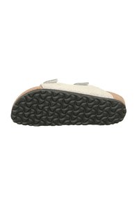 Chaussures à semelle en liège avec une semelle extérieure en caoutchouc noir texturé, dotées de tiges souples grises et de deux sangles ajustables pour un maintien sécurisé.