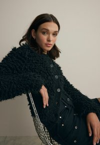 Next STATEMENT FLUFFY BUTTON UP - REGULAR FIT - Vesta na kopčanje - black