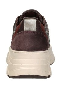 Bordeaux suède sneakers met een gestructureerde grijze streep, zilveren hielaccent en dikke witte zool. Heeft een ronde vorm en een gevoerde kraag.
