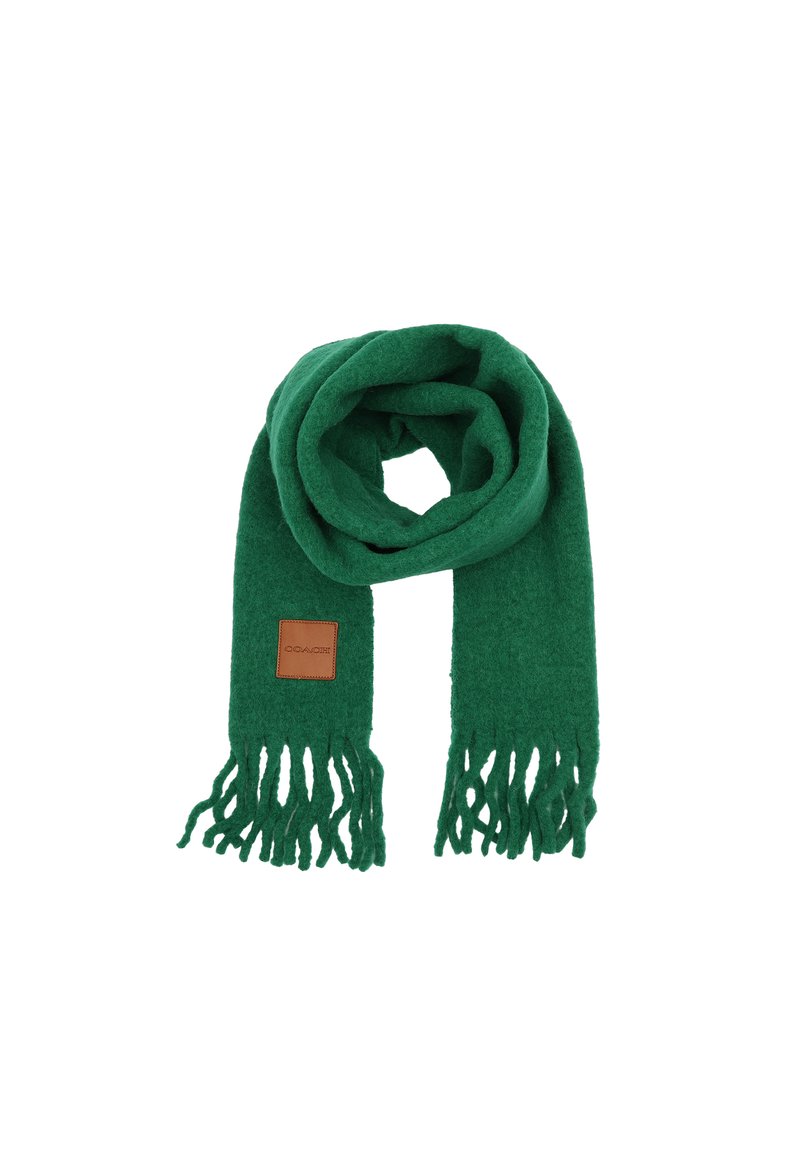 Sciarpa di lana verde con bordi frangiati, dotata di un'etichetta in pelle quadrata con il nome del marchio impresso. Texture morbida, arrotolata per la presentazione.