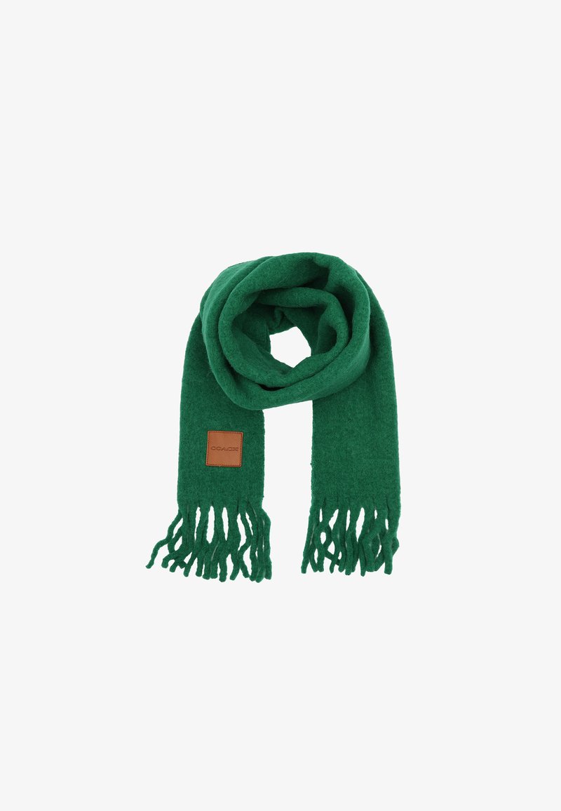 Grön ullsjal med fransade kanter, med en fyrkantig läderetikett med präglat varumärke. Mjuk textur, rullad för presentation.