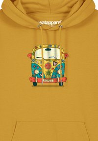 Mosterdgele hoodie met een levendig grafisch ontwerp van een vintage bus versierd met bloemen en vredessymbolen. De tekst zegt "VREDE."