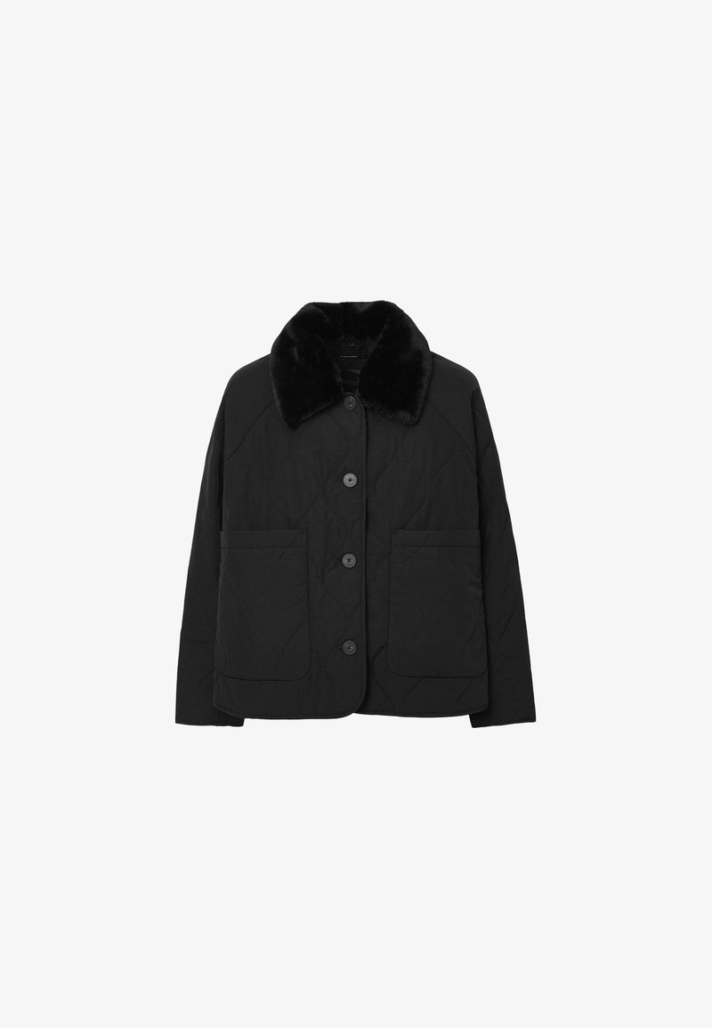 Schwarze gesteppte Jacke mit Kragen aus Kunstfell, ausgestattet mit vier Knöpfen, zwei Fronttaschen und einem boxy Design. Glatte Textur und einfacher Stil.