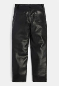 Pantalones de cuero negro con una textura suave, que cuentan con bolsillos traseros y un diseño de pierna recta, adecuados para diversas ocasiones.