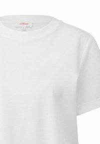 Weißes Baumwoll-T-Shirt mit rundem Halsausschnitt und kurzen Ärmeln. Hat ein Etikett mit der Aufschrift "s.Oliver." Glatte Textur, einfaches Design.