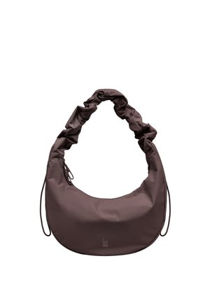 Borsa a tracolla marrone a forma di mezzaluna con manico arricciato e dettagli con coulisse su sfondo bianco.