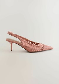 Roze gevlochten slingback pump met spitse neus en slanke, middelhoogte hak op een effen lichte achtergrond.