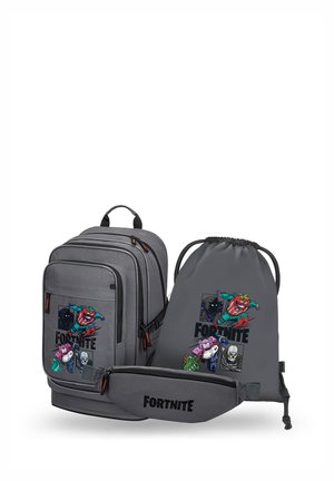 Zaino scolastico grigio a tema Fortnite, sacca con coulisse e marsupio con grafiche colorate di personaggi e logo nero Fortnite.