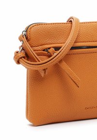 Borsa a tracolla in pelle arancione con finitura testurizzata, chiusura a zip superiore e tracolla regolabile. Presenta una tasca anteriore con zip per ulteriore spazio di archiviazione.