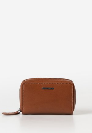 Bruine leren portemonnee met een ritssluiting. Rechthoekige vorm, gladde textuur, met een klein metalen logo aan de voorkant.