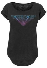 Svart T-skjorte med rund halslinning og oppbrettede ermer. Har et grafisk trykk av "Wonder Woman" i blå og gradient lilla tekst.