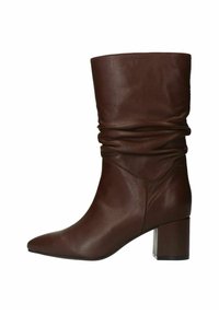 Bottines en cuir marron avec un design décontracté, bout pointu et talon bloc épais. La texture est lisse avec un minimum de détails.