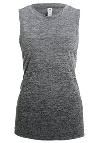 Hihaton urheilullinen tankkitoppi, harmahtava, jossa on teksturoitu kuvio. Kevyt, hengittävä kangas, jossa on pyöreä kaula-aukko ja minimaalinen ompeluyksityiskohta.