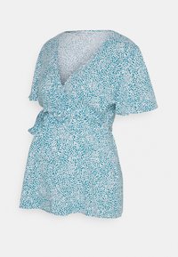 Vestido envolvente azul e branco com padrões, mangas curtas, decote em V e cintura com laço, feito de tecido leve. Apresenta um design floral.