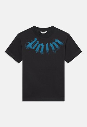 T-shirt noir à manches courtes avec un texte stylisé bleu imprimé sur la partie supérieure du torse.