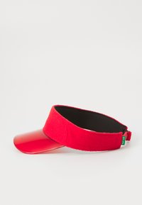 Sarkans vizieris ar caurspīdīgu plastmasas rēķinu un teksturētu auduma galvas joslu. Regulējams siksniņa ar mazu zaļu marķējumu.