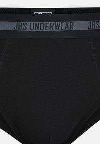 Schwarze Herrenunterhosen mit einem grauen Bund, auf dem in schwarzer Schrift "JBS UNDERWEAR" steht.