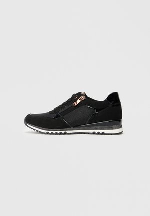 Zwarte sneaker met een combinatie van matte en glanzende materialen. Beschikt over gestructureerde panelen, decoratieve rits en een zigzagzool.